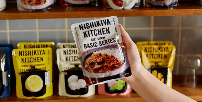 棚からカレーを選ぶ