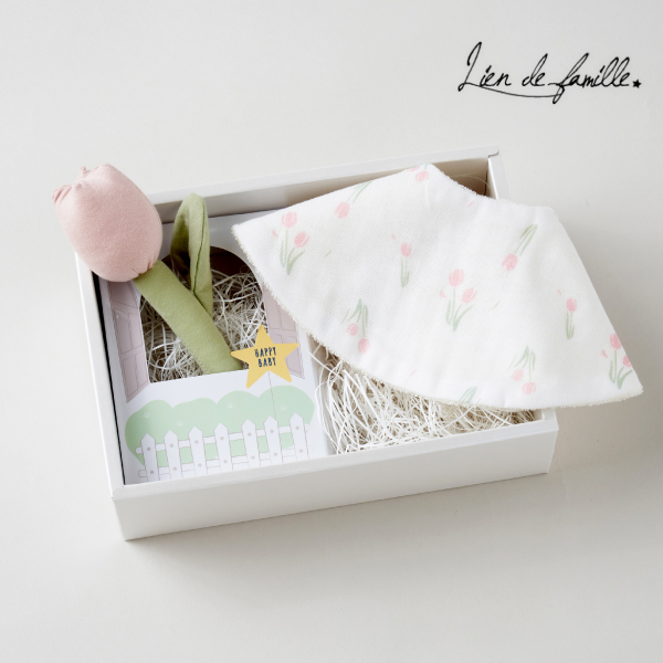 【Lien de famille】スタイとラトルのベビーギフト（チューリップ）