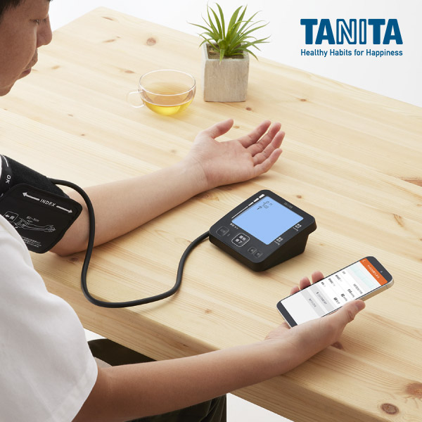 【送料無料】【タニタ】上腕式血圧計（スマートフォン連携機能付）